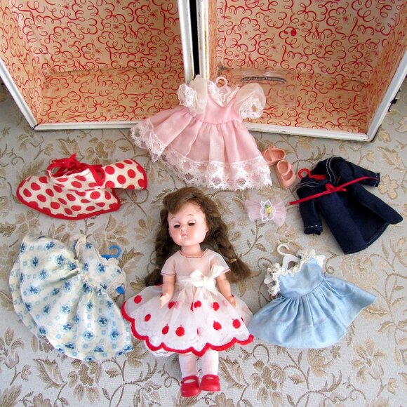 GINNY DOLL, BENT KNEE WALKER w CASE + 6 PRETTY DRESSES, 2 PAIR SHOES + MORE - Picture 16 of 16